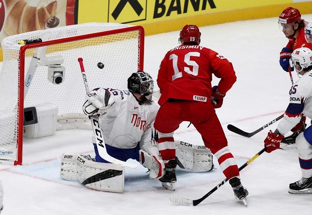 Ruský hokejista Arťjom Anisimov střílí gól do sítě Norska na mistrovství světa.
