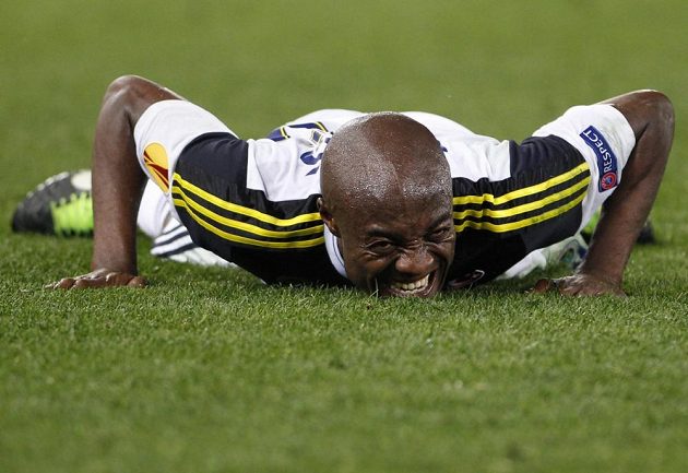 Pierre Webo, středopolař Fenerbahce Istanbul, na trávníku v utkání s římským Laziem.