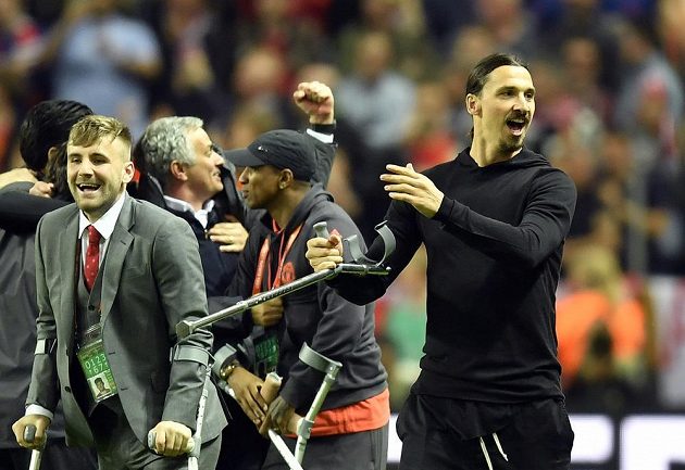 Pro pohár si došli i momenátlně zranění hráči Manchesteru United v čele se Zlatanem Ibrahimovicem (vpravo). Vlevo obránce Luke Shaw.