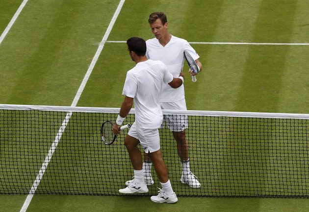 Český tenista Tomáš Berdych (dále) si podává ruku s Chorvatem Ivanem Dodigem po vítězství v prvním kole Wimbledonu.