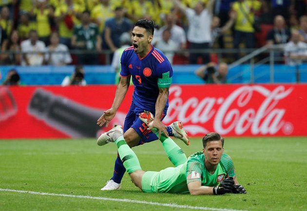 Druhý hřebíček do rakve zasadil Polákům ostrostřelec Radamel Falcao. Brankář Wojciech Szczesny neměl na jeho střelu šajtlí nárok.