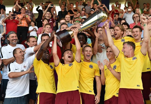 Fotbalisté Sparty Praha zleva Costa Nhamoinesu, David Lafata, Pavel Kadeřábek, Bořek Dočkal, Ladislav Krejčí a Radoslav Kováč (nahoře) se radují ze zisku Superpoháru.