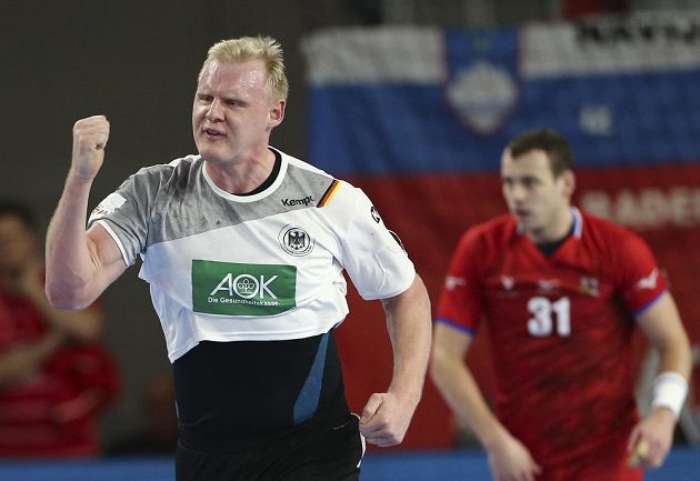 Němečtí házenkáři na ME měli s českými reprezentanty hodně práce, nakonec ale vyhráli. Radost z toho měl i Patrick Wiencek.