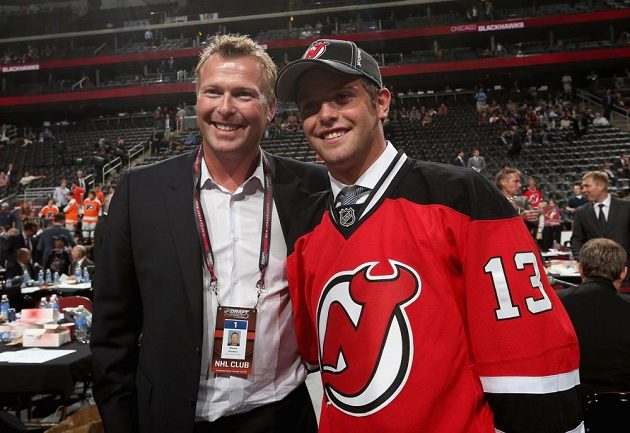 Martin Brodeur po draftu NHL v roce 2013 se svým synem Anthonym, kterého si rovněž vybralo New Jersey.