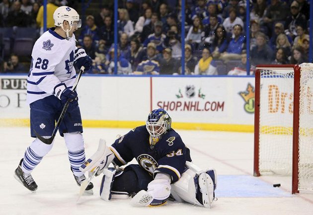 Brad Boyes (28) z Toronta právě vstřelil gól brankářovi St. Louis Jacku Allenovi (34).