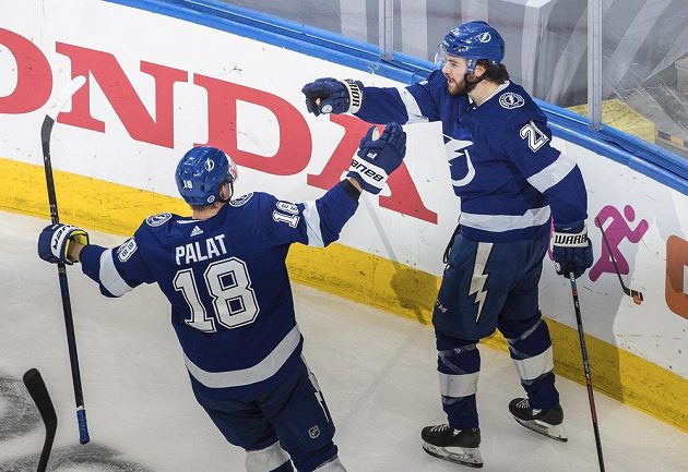 Ondřej Palát (18) a Otto Koivula (21) z Tampy Bay se radují z gólu proti Islanders.