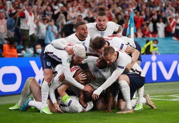 Obrovská anglická radost poté, co Harry Kane vstřelil v prodloužení vítězný gól semifinále EURO proti Dánsku.