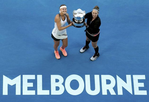Staronové vítězky Australian Open: Lucie Šafářová (vlevo) a Bethanie Matteková-Sandsová.