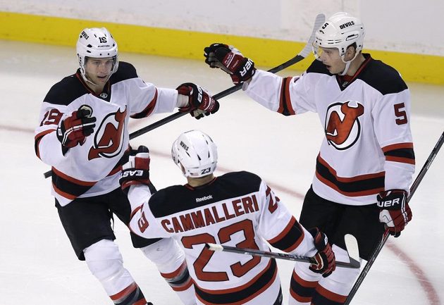Travis Zajac (vlevo) z New Jersey otevřel proti Bostonu skóre a příjímal gratulace od Mikea Cammalleriho (23) a Adama Larssona (5).