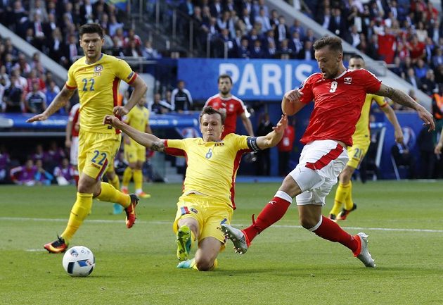 Haris Seferovic (vpravo) ze Švýcarska svoji šanci neproměnil, přestože obranný zákrok Vlada Chirichese přišel pozdě.