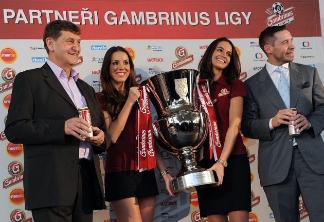 Sportovní manažer Prazdroje Jan Kovář (vlevo) a šéf Ligové fotbalové asociace Dušan Svoboda představili v hotelu Corinthia Tower v Praze novou trofej pro vítěze Gambrinus ligy.