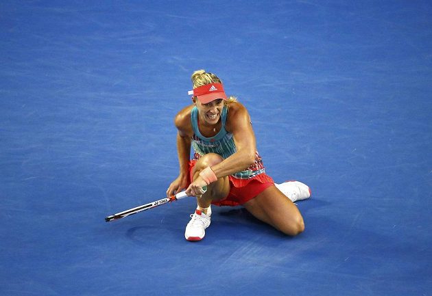 Německá tenistka Angelique Kerberová na kolenou po jednom z úderů ve finále ženské dvouhry na letošním Australian Open.