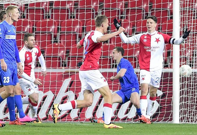 Jiří Bílek ze Slavie (vpravo) oslavuje se spoluhráčem Tomášem Součkem svůj gól proti Brnu.