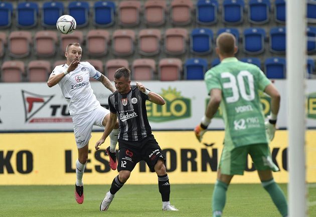 Zleva Michal Kadlec ze Slovácka, Benjamin Čolič z Českých Budějovic a brankář Dynama Vojtěch Vorel.