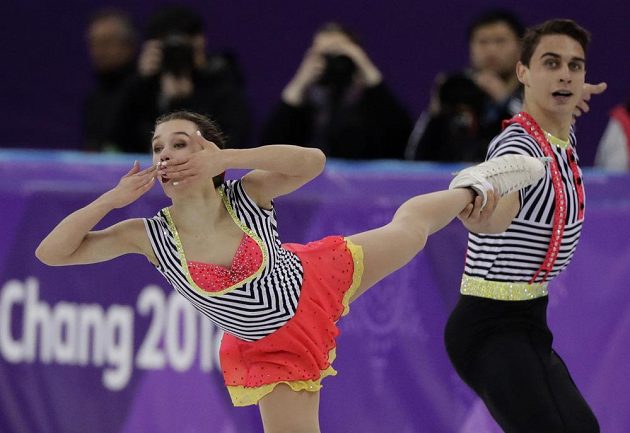 Vzdušný polibek Anny Duškové doprovázený pózou Martina Bidaře během volné jízdy v soutěži sportovních dvojic na olympiádě.
