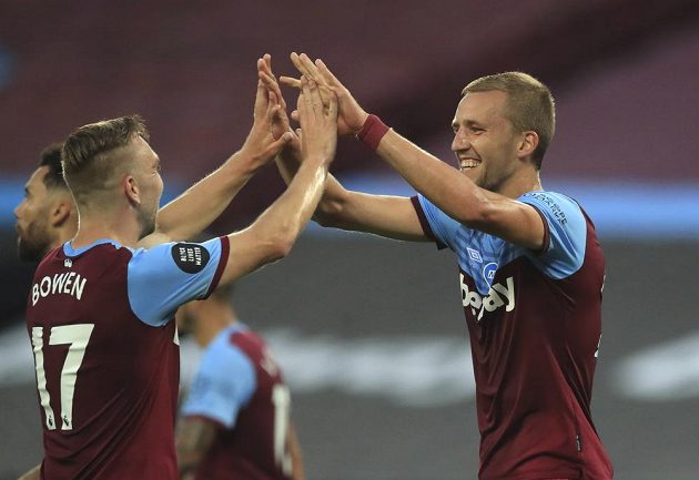 Český záložník Tomáš Souček dal svůj první gól v anglické fotbalové lize a pomohl West Hamu k vítězství 3:2 v londýnském derby s Chelsea.