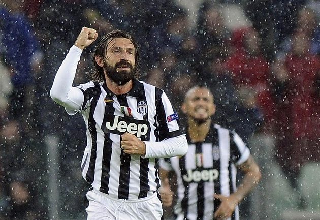 Andrea Pirlo z Juvetusu se raduje z gólu proti Olympiakosu v Lize mistrů.