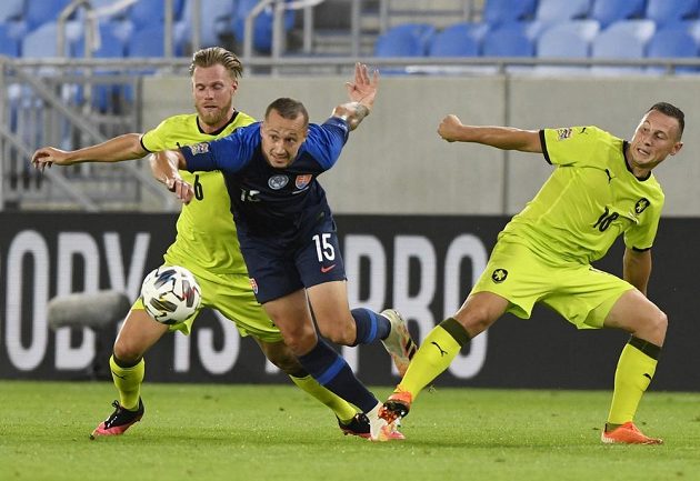 Slovák Adam Zrelák se snaží prosdit mezi českou dvojicí Tomáš Kalas (vlevo), Jan Bořil.