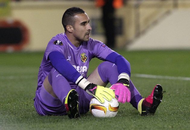 Brankář Villarrealu Sergio Asenjo během úvodního semifinálového zápasu Evropské ligy s Liverpoolem.