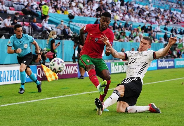 Portugalec Nelson Semedo (vlevo) v souboji s Němcem Robiem Gosensem v utkání skupiny F na ME ve fotbale.