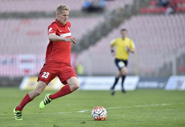 Brněnský útočník Michal Škoda střílí gól do sítě Jihlavy v utkání 28. kola fotbalové Synot ligy.