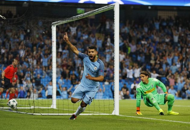 Sergio Agüero jásá po gólu, který zařídil svému týmu vedení proti Borussii Mönchengladbach.