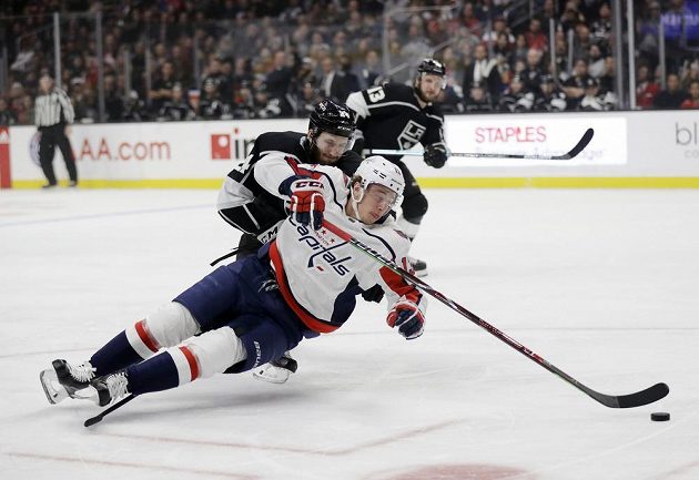 Český útočník Washingtonu Capitals Jakub Vrána padá po souboji v utkání NHL.