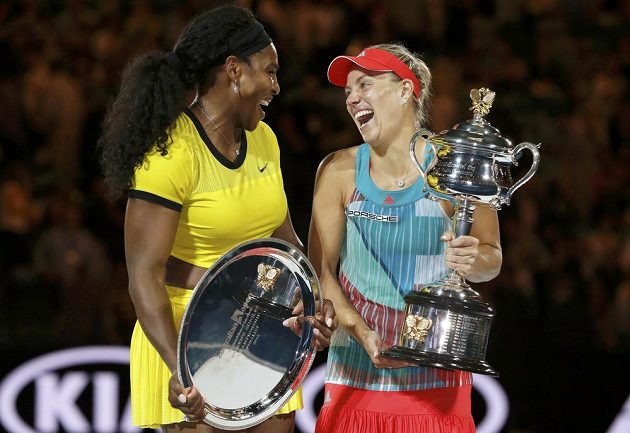Vítězka letošního Australian Open Angelique Kerberová (vpravo) a poražená finalistka Serena Williamsová.