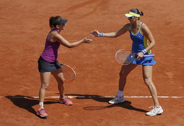 Poražené finalistky. Zleva Australanka Casey Dellacquaová a Jaroslava Švedovová z Kazachstánu.