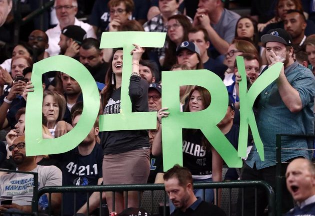 Fanoušci Dallasu vzdali hold hvězdě Mavericks. Dirk Nowitzki oznámil, že po sezoně končí v NBA.