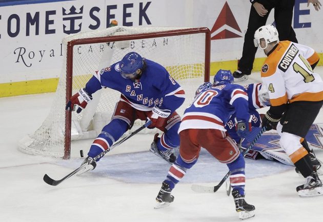 Puk odražený po střele Jakuba Voráčka (není na snímku) míří podruhé do branky New York Rangers.