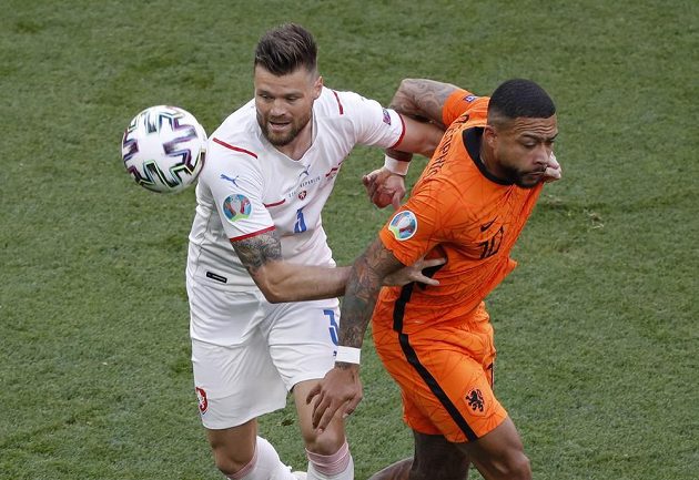 Nizozemsská hvězda Memphis Depay v péči českého stopera Ondřeje Čelůstky v osmifinále EURO.
