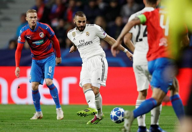 Karim Benzema z Realu dává první gól Plzni. 