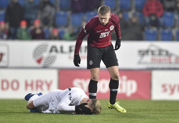 Zleva Jan Kuchta ze Slovácka a Eldar Čivič ze Sparty. Po této situaci Slovácko kopalo penaltu.