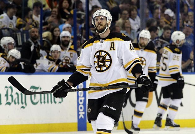 Sezóna k zamyšlení. Boston se letos nedostal do play off, s čímž rozhodně nepočítal. Na snímku český centr David Krejčí.