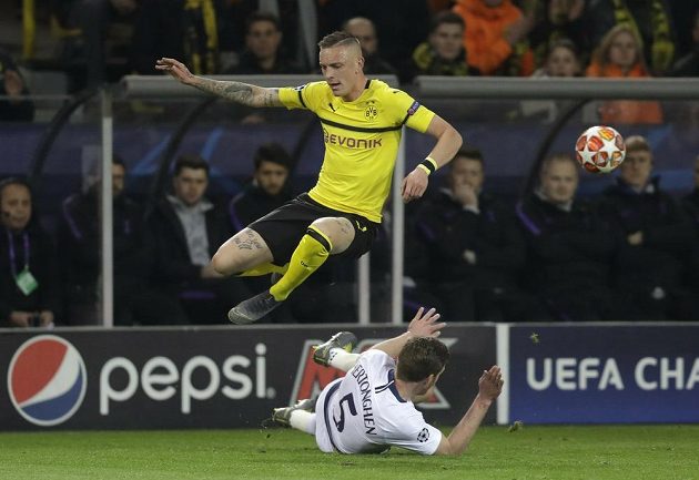 Obránce Tottenhamu Jan Vertonghen se skluzem snaží zastavit útočníka Dortmundu Mariuse Wolfa.
