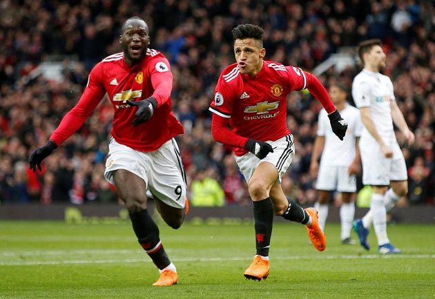 Zleva Romelu Lukaku a Alexis Sánchez, střelci Manchesteru United v duelu se Swansea.