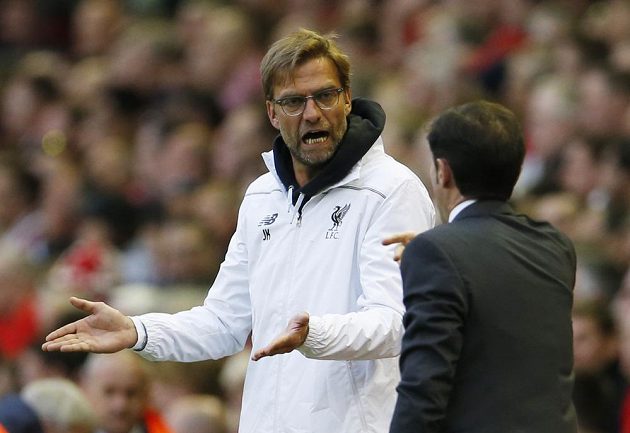 Kouč Liverpoolu Jürgen Klopp hovoří s trenérem Marcelinem Garciou Toralem z Villarrealu v odvetě semifinále Evropské ligy.