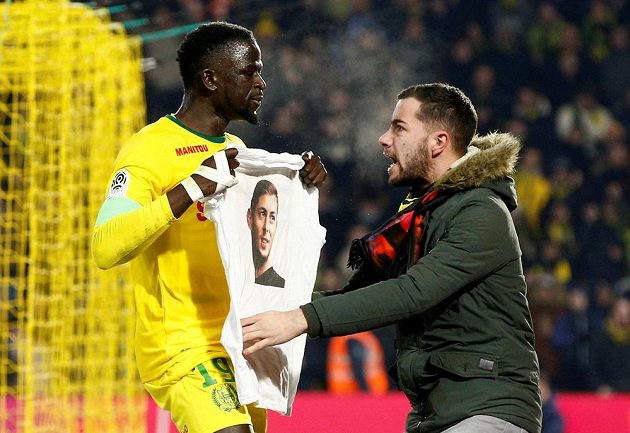 Smutek v Nantes. Fanoušci i hráči z Nantes vzdali hold bývalému fotbalistovi klubu Emilianu Salovi, který zmizel při letu do nového působiště v Cardiffu.