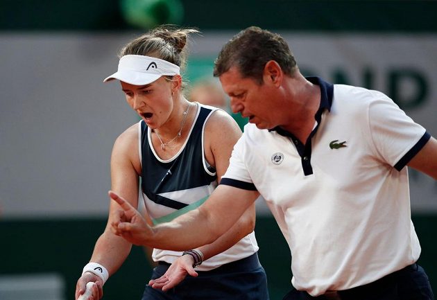 Barbora Krejčíková's disbelieving expression after the statement of the umpire referee, who called the clear car a good ball. 