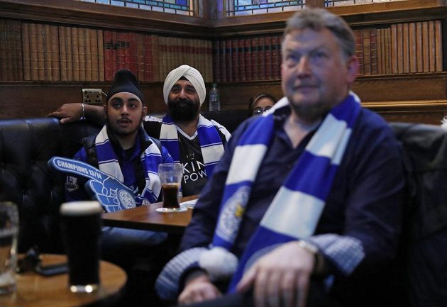 Fanoušci Leicesteru při sledování pro jejich tým důležitého souboje Chelsea a Tottenhamu.