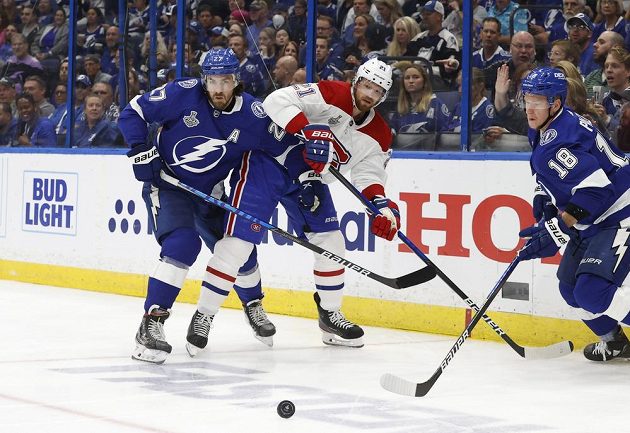 Montrealský Eric Staal (21) mezi hráči Tampy Ryanem McDonaghem (27) a Ondřejem Palátem (18).