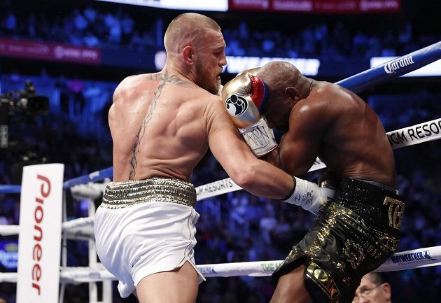 Bitva v plném proudu. Floyd Mayweather a Conor McGregor, historický zápas boxera a bojovníka MMA.