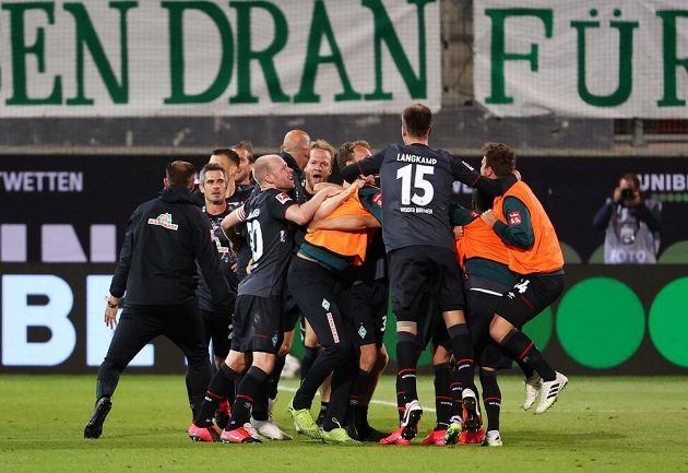 Fotbalisté Brém s Čechy Pavlenkou a Gebrem Selassiem se udrželi v německé lize. V odvetě baráže remizovali v Heidenheimu 2:2 a mohli slavit.