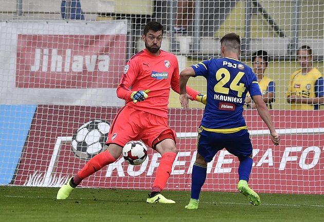 Brankář Plzně Matúš Kozáčik (vlevo) a Davis Ikaunieks z Jihlavy (vpravo) v duelu čtvrtého kola HET ligy.