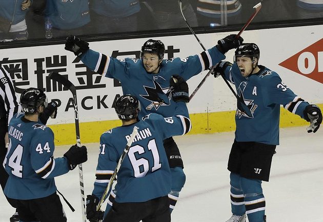 Radost hokejistů San Jose po postupu do druhého kola play off NHL. Rozhodující gól vstřelil český útočník Tomáš Hertl.