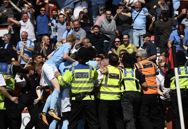 Bujará oslava hráčů hráčů Manchesteru City po brance Raheema Sterlinga v nastaveném čase.