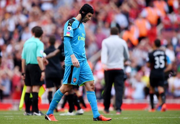 Smutný brankář Arsenalu Petr Čech po porážce s Liverpoolem v prvním kole Premier League.