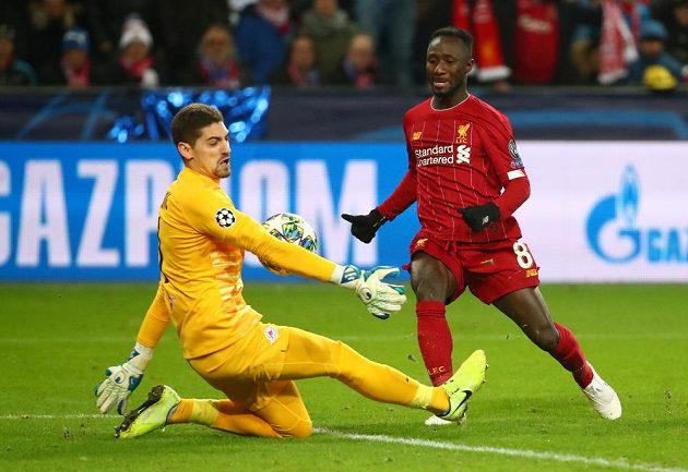 Naby Keita z Liverpoolu brankáře Salcburku Cicana Stankoviče v 1. půli ještě nepřelstil.