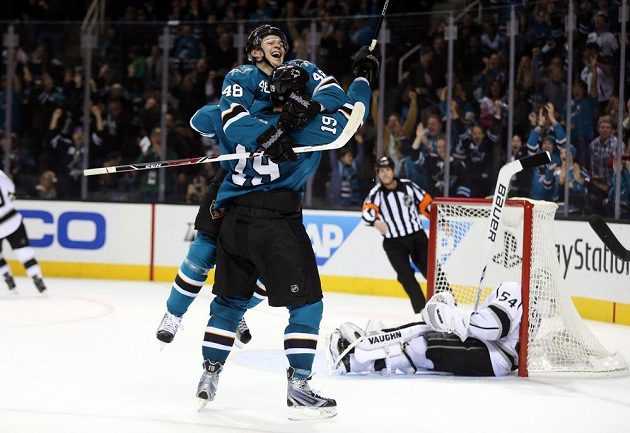 Útočník Žraloků Joe Thornton (19) objímá Tomáše Hertla po gólu do sítě Los Angeles.